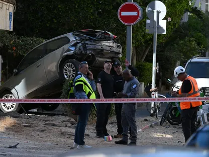 إصابة 6 على الأقل بعد سقوط شظية صاروخ إيراني على مبنى في وسط إسرائيل