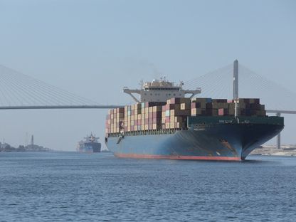 سفينة حاويات بالقرب من جسر في قناة السويس. 6 أغسطس 2023 - REUTERS