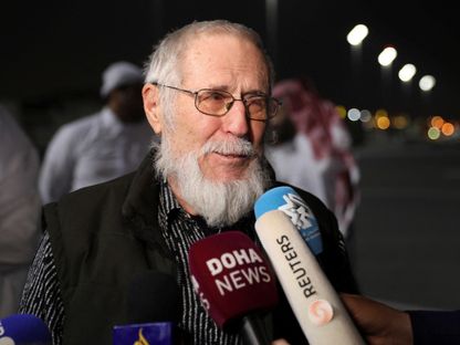 المواطن النمساوي المفرج عنه هربرت فريتز يتحدث مع وسائل الإعلام بعد نزوله من طائرة في الدوحة، قطر، 25 فبراير 2024 - Reuters