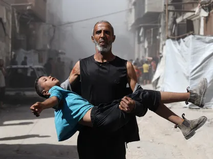 رجل فلسطيني يحمل طفلاً جريحاً بعد غارة جوية إسرائيلية على منزل في مدينة غزة. 7 سبتمبر 2025 - REUTERS