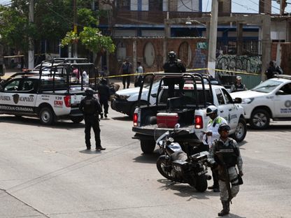 الشرطة وأفراد من الحرس الوطني والجيش المكسيكي بموقع اغتيال مرشح الحزب الثوري أنيبال زونيجا كورتيس في المكسيك. 16 مايو 2024 - AFP