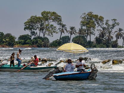 أشخاص يمارسون أنشطة مائية في نهر النيل خلال موجة حارة في القناطر الخيرية على مشارف القاهرة. 19 يوليو 2023. - AFP