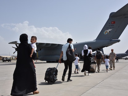 طائرة عسكرية تركية تجلي مواطنين أتراكاً من مطار كابول - Getty Images