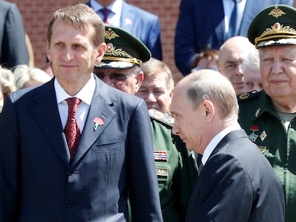 رئيس جهاز الاستخبارات الخارجية الروسي سيرجي ناريشكين إلى جانب الرئيس فلاديمير بوتين في موسكو- 22 يونيو 2016 - REUTERS