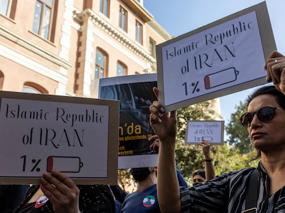 إيرانيون يشاركون في احتجاجات بالقرب من القنصلية الإيرانية في إسطنبول. 4 نوفمبر 2022 - REUTERS