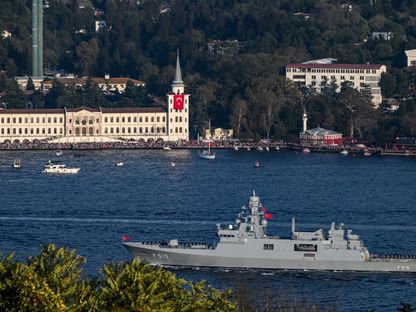 السفينة الحربية التابعة للقوات البحرية التركية الفرقاطة TCG izmit F515 في مضيق البوسفور. 29 أكتوبر 2023 - AFP