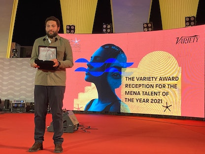 المخرج عمر الزهيري يحمل جائزة أفضل موهبة عربية من مجلة "فارايتي" في مهرجان الجونة - الشرق