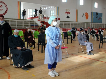 أشخاص ينتظرون تلقي لقاح كورونا خلال حملة وطنية للتطعيم ضد الفيروس في سلا، المغرب- 29 يناير 2021 - REUTERS