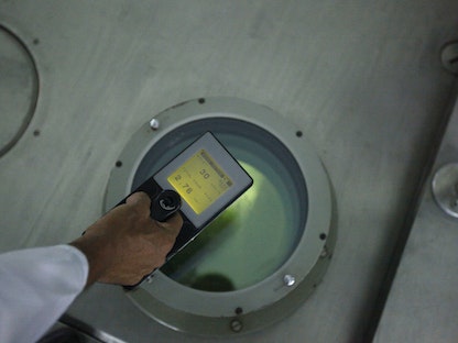 موظف ليبي يستخدم عداد جيجر لقياس الإشعاع في مركز تاجوراء للأبحاث النووية في طرابلس في 5 سبتمبر 2011 - REUTERS