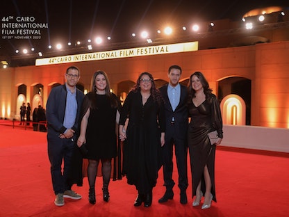 فريق عمل فيلم "السباحتان" على السجادة الحمراء لمهرجان القاهرة السينمائي في دورته الـ44 - 16 نوفمبر 2022 - facebook.com/CairoFilms