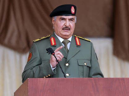 قائد الجيش الليبي المشير خليفة حفتر يتحدث خلال احتفالات يوم الاستقلال في بنغازي - 24 ديسمبر 2020 - REUTERS