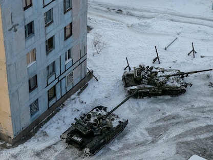 دبابات في شوارع بلدة "أفدييفكا" في إقليم دونتيسك جنوب شرق أوكرانيا. 1 فبراير 2017 - REUTERS