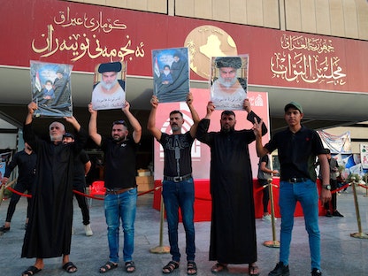 أنصار مقتدى الصدر خلال اعتصامهم أمام مبنى البرلمان العراقي في المنطقة الخضراء بالعاصمة بغداد - 25 أغسطس 2022 - AFP