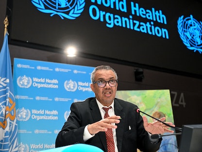 رئيس منظمة الصحة العالمية تيدروس أدهانوم جيبريسوس في مؤتمر صحافي بجنيف. 6 أبريل 2023 - AFP