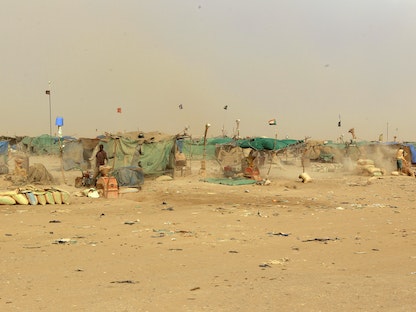 عمال منجم ذهب يسحقون الصخور بمنجم محلي ببلدة العبيدية بولاية نهر النيل شمال السودان- 30 يوليو 2013 - REUTERS