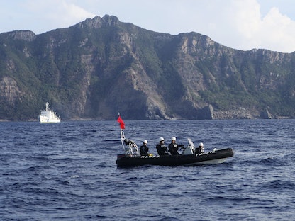 قارب لخفر السواحل الياباني أمام إحدى جزر "سينكاكو" في بحر الصين الشرقي، 18 أغسطس 2013 - REUTERS