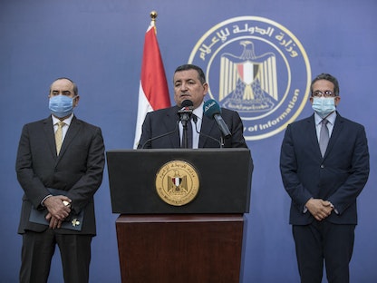 وزير الإعلام المصري أسامة هيكل (وسط) خلال مؤتمر صحافي مع وزير الطيران المدني ووزير السياحة والآثار في القاهرة- 14 يونيو 2020 - AFP