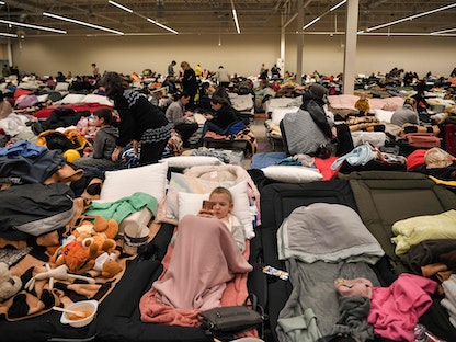 مئات اللاجئين الأوكرانيين في مأوى مؤقت بمدينة برزيميسل البولندية - 8 مارس 2022 - AFP