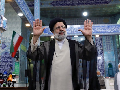 المترشح "المتشدد" إبراهيم رئيسي بعد الإدلاء بصوته في طهران - 19 يونيو 2021 - VIA REUTERS