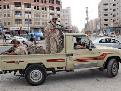 جنود من الجيش اليمني يقومون بدورية في شارع في مديرية المنصورة في مدينة عدن الساحلية جنوب اليمن. 30 مارس 2016. - REUTERS
