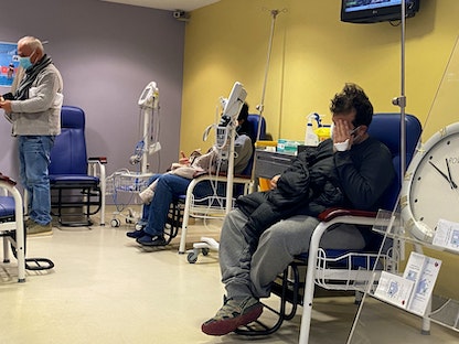 مرضى يجلسون في غرفة الانتظار بمستشفى القديس جورج بالمركز الطبي في بيروت، 18 يناير 2021 - REUTERS