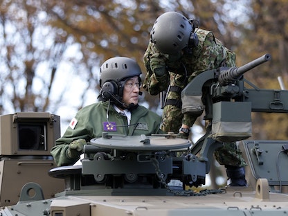 رئيس الوزراء الياباني فوميو كيشيدا في دبابة بمعسكر في طوكيو - 27 نوفمبر 2021 - Bloomberg