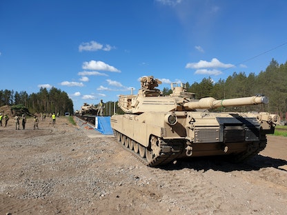 دبابات أبرامز الأميركية بساحة تدريب في ليتوانيا. 29 مايو 2020 - REUTERS