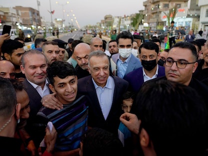 رئيس الوزراء العراقي مصطفى الكاظمي محاطاً بمواطنين عراقيين خلال زيارته لمدينة الصدر في بغداد، 10 نوفمبر 2021 - @MAKadhimi