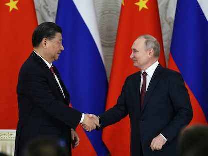 الرئيس الروسي فلاديمير بوتين يصافح نظيره الصيني شي جين بينج خلال محادثات في موسكو. 21 مارس 2023 - REUTERS