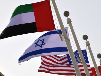 أعلام الإمارات وإسرائيل والولايات المتحدة في مطار أبوظبي، في 31 أغسطس لدى وصول الوفد الإسرائيلي الأميركي إلى العاصمة الإماراتية - AFP