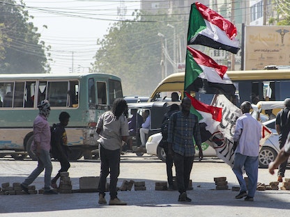 محتجون سودانيون خلال مظاهرة ضد اتفاق بين الجيش وقوى مدنية في العاصمة الخرطوم. 24 يناير 2023 - AFP