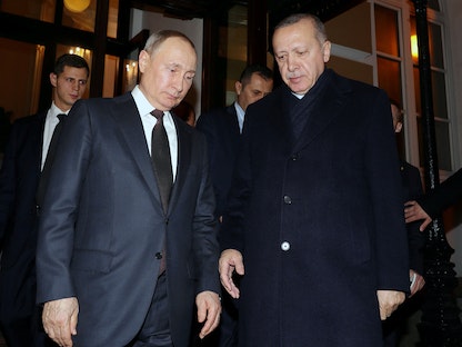 الرئيسان الروسي فلاديمير بوتين والتركي رجب طيب أردوغان في طريقهما إلى مؤتمر صحافي بعد مباحثات بينهما في العاصمة الروسية موسكو في 5 مارس 2020. - REUTERS
