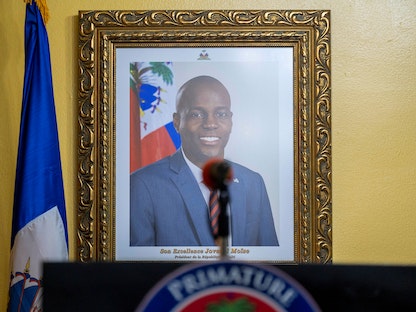صورة لرئيس هايتي الراحل جوفينيل مويس معلّقة على جدار، قبل مؤتمر صحافي لرئيس الوزراء بالوكالة كلود جوزيف في منزله بالعاصمة بورت أو برنس، 13 يوليو 2021. - REUTERS