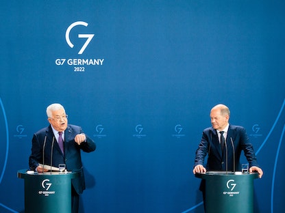 المستشار الألماني أولاف شولتز والرئيس الفلسطيني محمود عباس خلال مؤتمر صحافي مشترك في العاصمة الألمانية برلين- 16 أغسطس 2022  - AFP