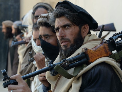 مقاتلون من حركة "طالبان" يحملون أسلحة- 24 فبراير 2016 - AFP