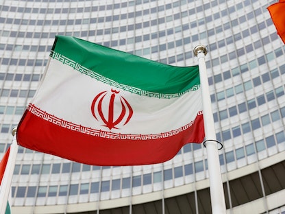علم إيران أمام الوكالة الدولية للطاقة الذرية في فيينا - REUTERS