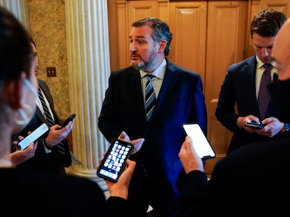 عضو مجلس الشيوخ، الجمهوري تيد كروز، يتحدث للصحافيين خلال جلسة للتصويت على عقوبات تستهدف خط الغاز الروسي "نورد ستريم 2"، 13 يناير 2021 - REUTERS