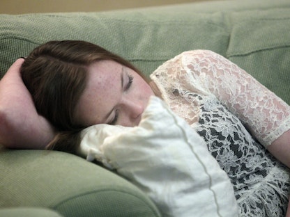 فتاة تعاني من اضطراب النوم تغفو وهي تشاهد التلفزيون في ستوكهولم. 19 يناير 2013 - REUTERS