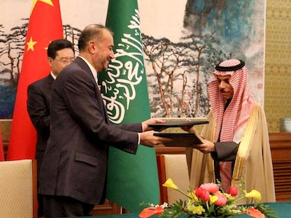 وزير الخارجية الخارجية السعودي الأمير فيصل بن فرحان ونظيره الإيراني حسين أمير عبد اللهيان خلال توقيع الاتفاق على إعادة العلاقات الدبلوماسية في بكين. 6 أبريل 2023 - AFP