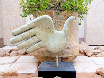 منحوتة تُجسد يداً على شكل حمامة، نشرتها وكالة أنباء الإمارات - www.wam