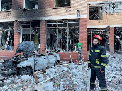 رجل إطفاء يتفقد مبنى إدارياً تضرر جراء هجوم صاروخي في أوديسا جنوبي أوكرانيا. 14 يونيو 2023 - via REUTERS