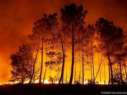  حرائق الغابات تتواصل في هوستنس بمنطقة جيروند في جنوب غربي فرنسا – 12 أغسطس 2022 - via REUTERS