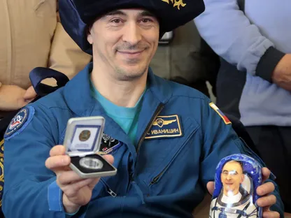 رائد فضاء روسي يصبح أول إنسان يصوّت من الفضاء