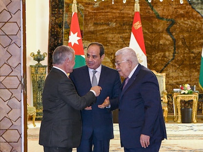 الرئيس المصري عبد الفتاح السيسي وملك الأردن عبد الله الثاني والرئيس الفلسطيني محمود عباس، خلال قمة ثلاثية في القاهرة، 2 سبتمبر 2021 - AFP