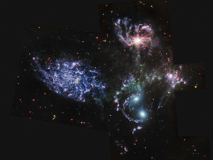 صورة التقطها تلسكوب "جيمس ويب" وكشفت عنها وكالة "ناسا" في 12 يوليو 2022 لخماسية ستيفان وهو مجموعة مرئية من 5 مجرات - AFP
