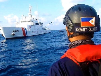 خفر السواحل الفلبيني قرب سفن صينية في بحر الصين الجنوبي - 14 أبريل 2021 - REUTERS