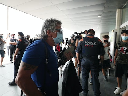 خورخي ميسي والد ليونيل ميسي في مطار برشلونة - REUTERS