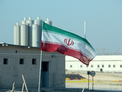 العلم الإيراني في محطة بوشهر للطاقة النووية الإيرانية - AFP
