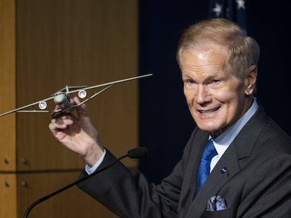 مدير وكالة الفضاء الأميركية (ناسا) بيل نيلسون يحمل نموذجاً لطائرة بجناح "ترانسونيك تروس-براسيد" خلال مؤتمر صحافي عن مشروع الوكالة المستدام للطيران بالتعاون مع شركة "بوينج" واشنطن الولايات المتحدة. 18 يناير 2023 - nasa.gov