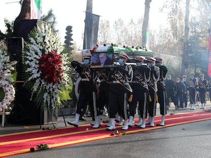 عناصر من الجيش الإيراني يحملون نعش العالم النووي الإيراني محسن فخري زاده خلال مراسم جنازة في طهران، 30 نوفمبر 2020 - VIA REUTERS